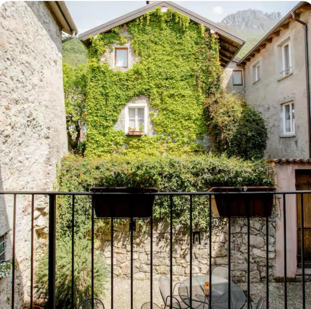 Alla Torre Del Barbarossa B&B Foresteria Мандельо дел Ларио Екстериор снимка