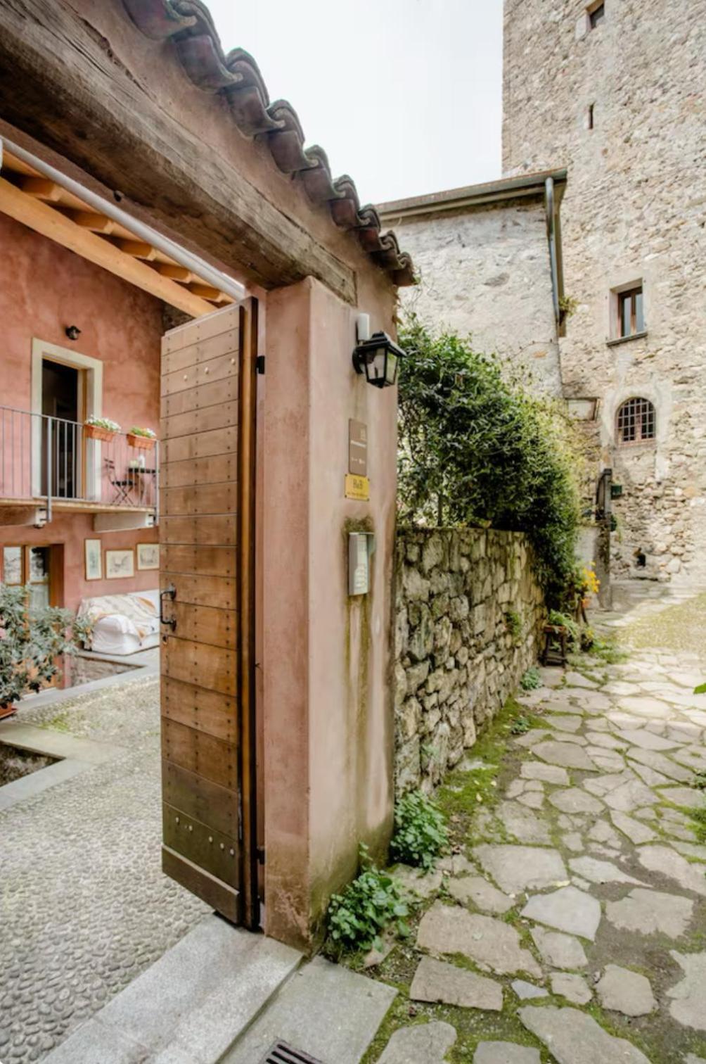 Alla Torre Del Barbarossa B&B Foresteria Мандельо дел Ларио Екстериор снимка
